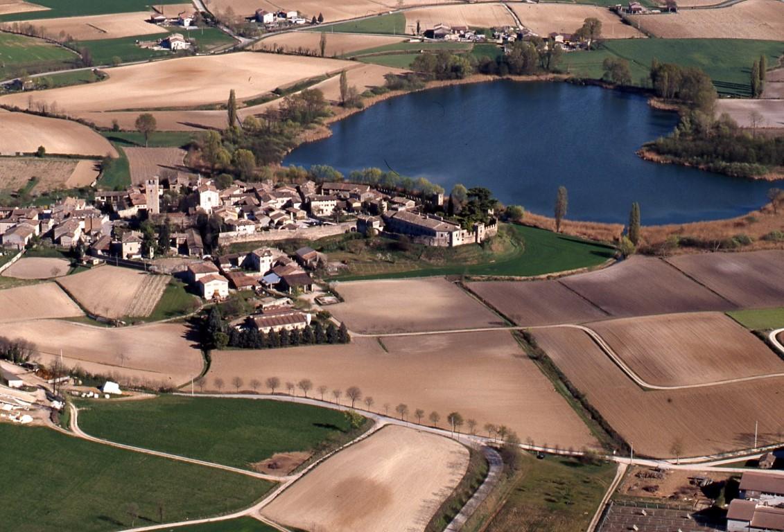 Castellaro Lagusello E Il Lago A Forma Di Cuore 3 Pietre